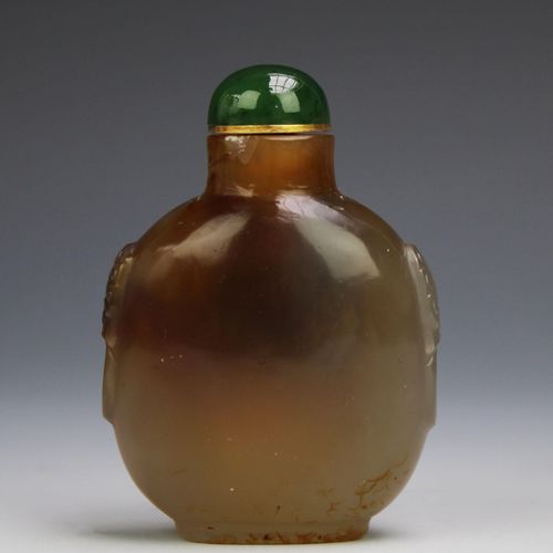 Six Chinese carved hardstone snuff bottles 六个中国硬石雕刻的鼻烟壶，19/20世纪，中国，这些瓶子是椭圆形的，其中三&hellip;