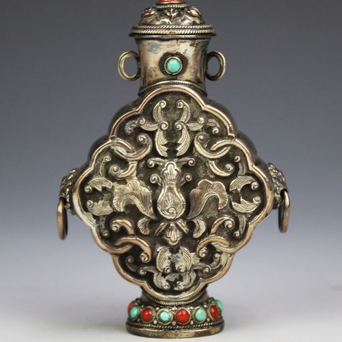 Four Chinese/Tibetan silver embellished snuff bottles 四个中国/西藏银质装饰的鼻烟壶，四个不同形式的优质银&hellip;