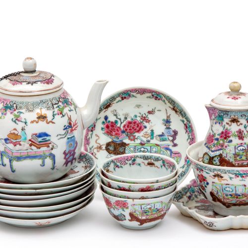 A famille rose part tea service 雍正时期(1722-35)，中国，一个粉彩部分茶具，装饰有低矮的桌子，上面放着贵重物品。包括一个&hellip;