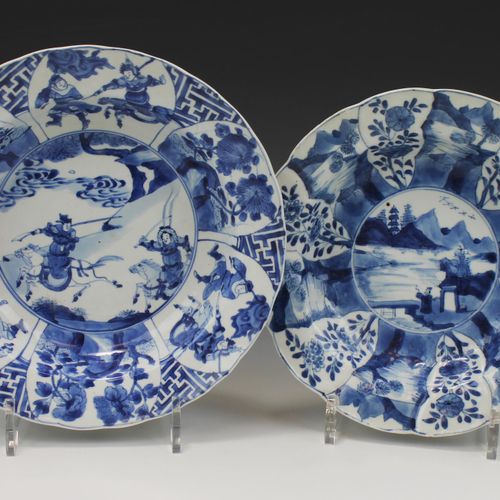 Two blue and white deep plates 两个青花深盘，康熙时期（1662-1722），中国，一个盘子显示马背上的人物，一个宽的边框，显示更&hellip;