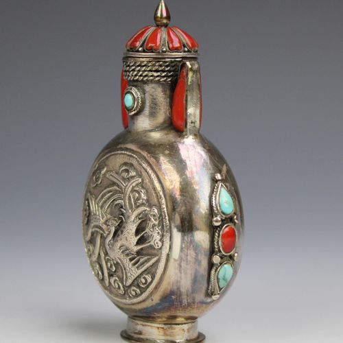 Four Chinese/Tibetan silver embellished snuff bottles 四个中国/西藏银质装饰的鼻烟壶，四个不同形式的优质银&hellip;