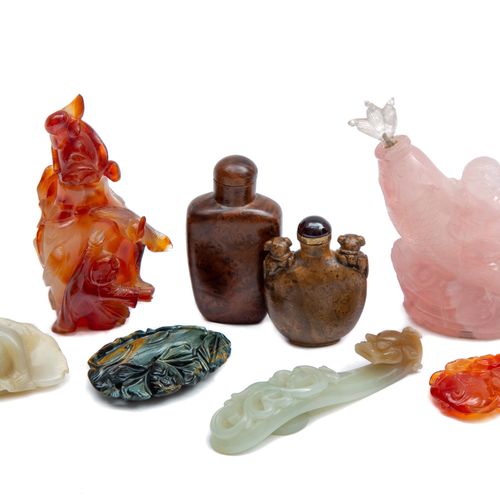 A collection of Chinese carved hardstone, jade and wood carved objects Jh., Chin&hellip;