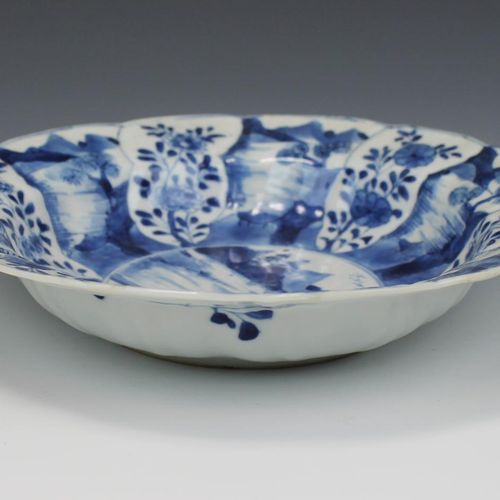 Two blue and white deep plates 两个青花深盘，康熙时期（1662-1722），中国，一个盘子显示马背上的人物，一个宽的边框，显示更&hellip;