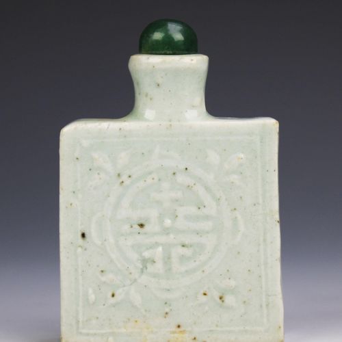 A blue glazed porcelain water dropper and four snuff bottles Un contagocce in po&hellip;