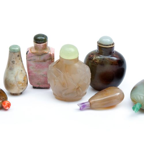 Seven Chinese carved mineral and hardstone snuff bottles Siete botellas de rapé &hellip;