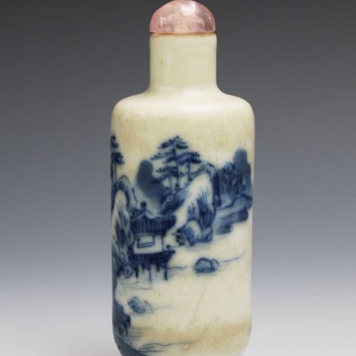 Four blue and white porcelain snuff bottles and a small box 四个青花瓷鼻烟壶和一个小盒子，19/20&hellip;