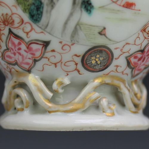 A famille rose tea canister 一个粉彩茶罐，雍正时期（1722-35），或乾隆早期，中国，小罐子有一个开放的工作基地，面板充满了山水和&hellip;