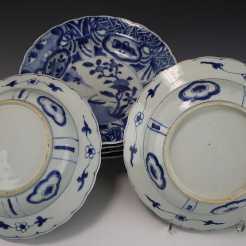 Six blue and white deep plates Six assiettes profondes bleu et blanc, 18e siècle&hellip;