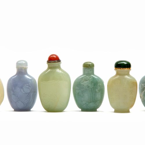 Six Chinese jade snuff bottles 六个中国玉石鼻烟壶，19/20世纪，中国，六个椭圆形和梨形的深绿色，淡绿色和薰衣草色的玉石鼻烟壶，&hellip;