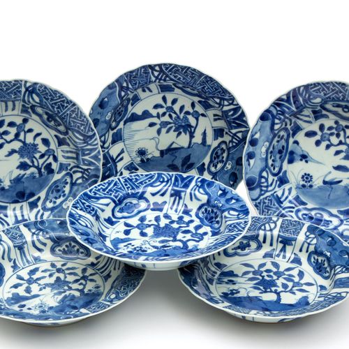 Six blue and white deep plates 六个青花深盘，18世纪，中国，一套六个类似的盘子。以万历风格装饰的蚂蚱、岩石和靠近水边的花朵，周围&hellip;