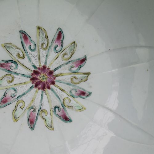 Two famille rose lotus bowls and a plate Due ciotole del loto di famille rose e &hellip;