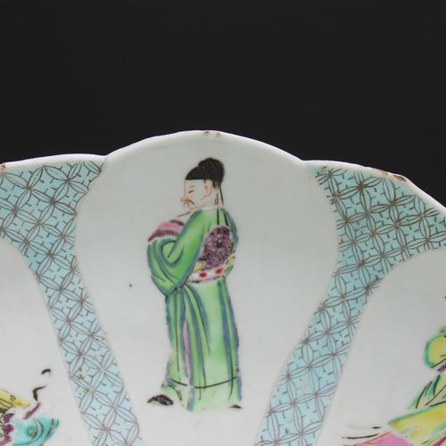 Two famille rose lotus bowls and a plate 两个粉彩莲花碗和一个盘子，雍正时期（1722-35），中国，一套不寻常的精美套&hellip;