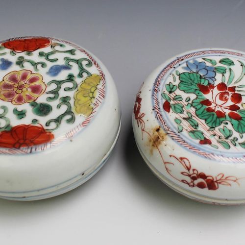 Four round lidded boxes Vier runde Deckeldosen, 18-19. Jh., China, Drei Famille-&hellip;