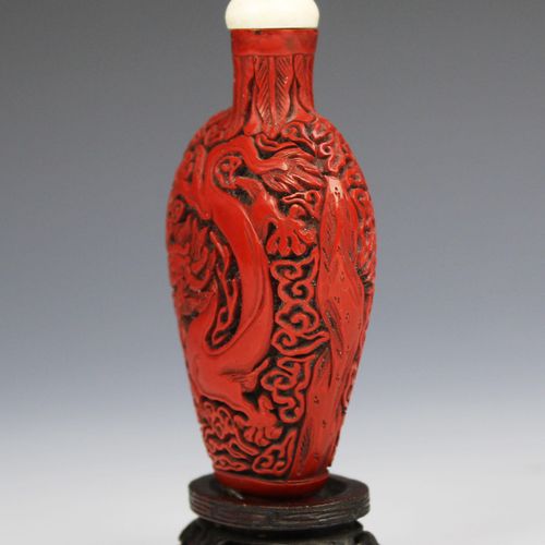 A carved cinnabar lacquer snuff bottle Flacon à priser en laque cinabre sculptée&hellip;