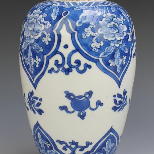 A blue and white lidded vase and four plates Eine blau-weiße Deckelvase und vier&hellip;