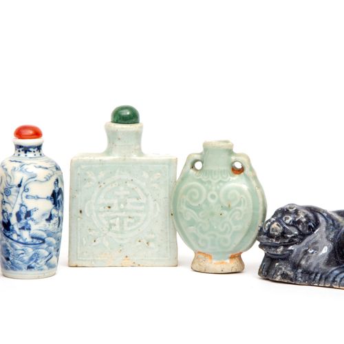 A blue glazed porcelain water dropper and four snuff bottles 蓝釉瓷水滴壶和四个鼻烟壶，19世纪，中&hellip;