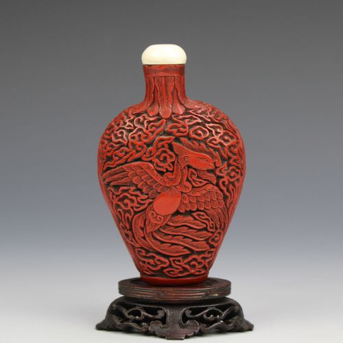 A carved cinnabar lacquer snuff bottle Bottiglia da fiuto in lacca cinabro intag&hellip;