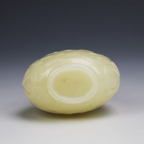 Six Chinese jade snuff bottles 六个中国玉石鼻烟壶，19/20世纪，中国，六个椭圆形和梨形的深绿色，淡绿色和薰衣草色的玉石鼻烟壶，&hellip;