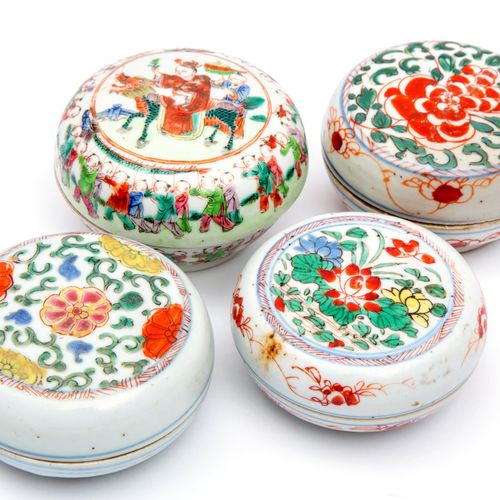 Four round lidded boxes Vier runde Deckeldosen, 18-19. Jh., China, Drei Famille-&hellip;