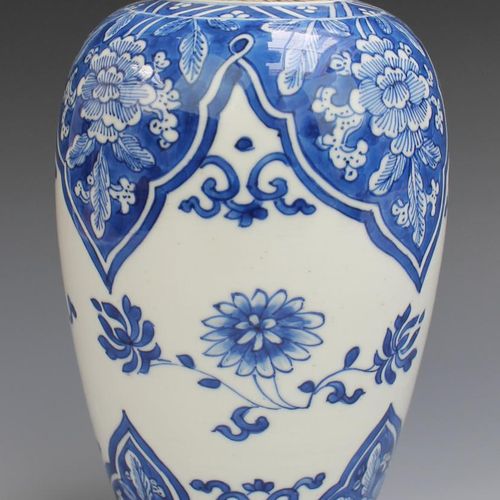 A blue and white lidded vase and four plates 康熙时期(1662-1722)，中国，青花盖瓶和四个盘子，一个卵形的花&hellip;