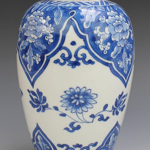 A blue and white lidded vase and four plates Un vaso con coperchio blu e bianco &hellip;