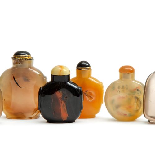 Six Chinese carved hardstone snuff bottles 六个中国硬石雕刻的鼻烟壶，19/20世纪，中国，六个椭圆形的硬石（包括玛瑙&hellip;