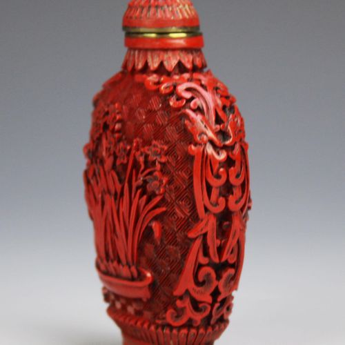 Four Chinese carved cinnabar lacquer snuff bottles Quattro tabacchiere cinesi in&hellip;