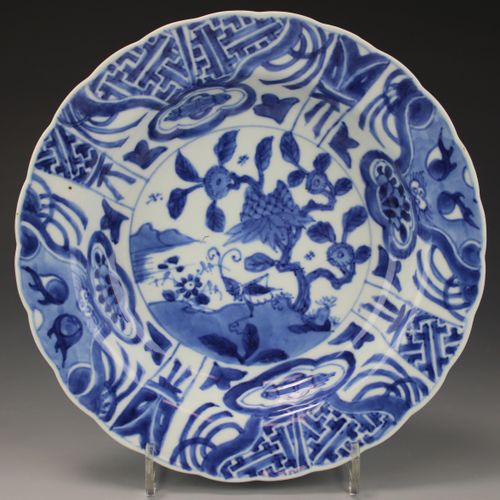 Six blue and white deep plates 六个青花深盘，18世纪，中国，一套六个类似的盘子。以万历风格装饰的蚂蚱、岩石和靠近水边的花朵，周围&hellip;