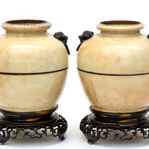 Two Nanking ware vases mounted on a brass base 两个装在黄铜底座上的南京瓷器花瓶，19世纪，中国，主体为象牙白颜色&hellip;