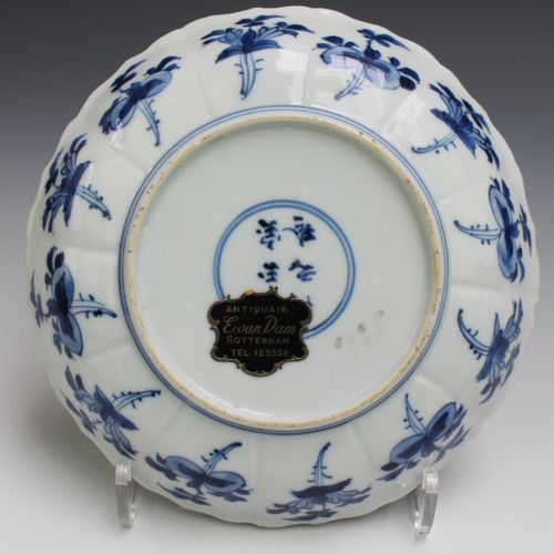 A blue and white lidded vase and four plates Un vaso con coperchio blu e bianco &hellip;