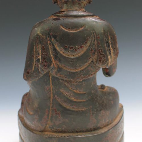 A Ming bronze figure of a Luohan 明朝罗汉铜像，明朝（1368-1644），中国，罗汉铜像（佛祖的十八个原始追随者）。这尊罗汉坐&hellip;