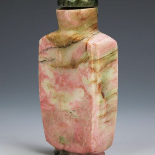 Seven Chinese carved mineral and hardstone snuff bottles 七个中国雕刻的矿物和硬石鼻烟壶，19/20世纪&hellip;