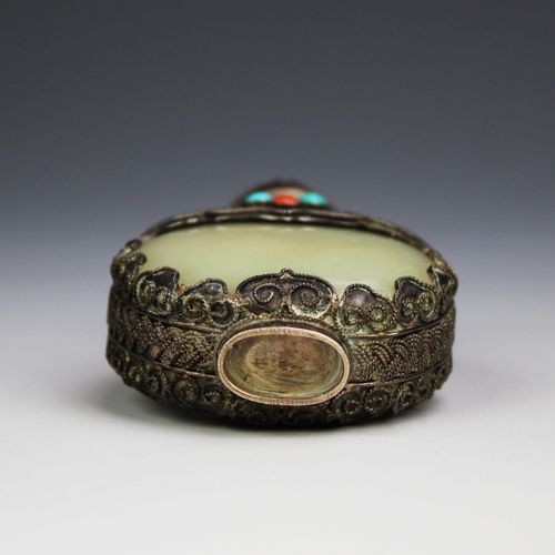 Four Chinese/Tibetan silver embellished snuff bottles 四个中国/西藏银质装饰的鼻烟壶，四个不同形式的优质银&hellip;