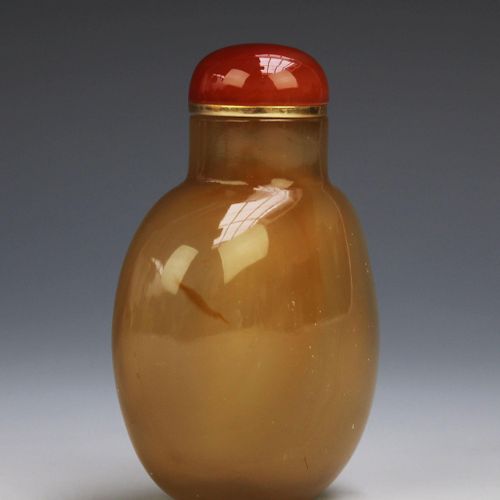 Six Chinese carved hardstone snuff bottles Sechs chinesische geschnitzte Schnupf&hellip;