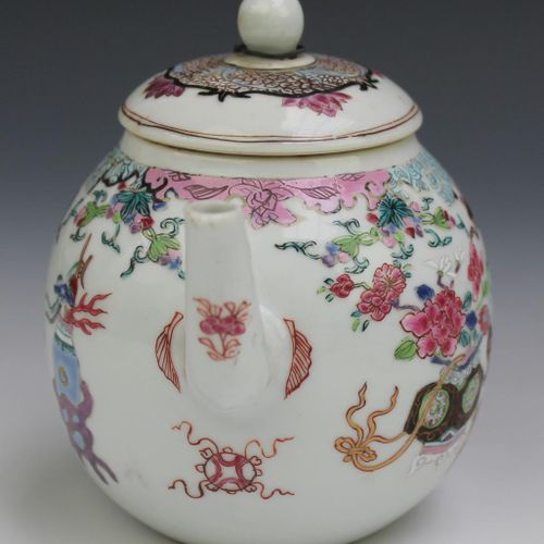 A famille rose part tea service 雍正时期(1722-35)，中国，一个粉彩部分茶具，装饰有低矮的桌子，上面放着贵重物品。包括一个&hellip;