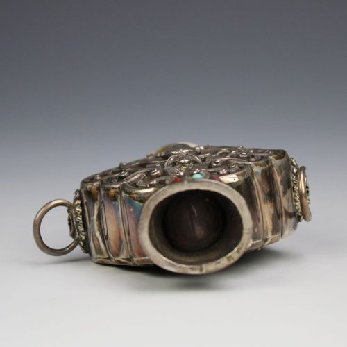 Four Chinese/Tibetan silver embellished snuff bottles 四个中国/西藏银质装饰的鼻烟壶，四个不同形式的优质银&hellip;