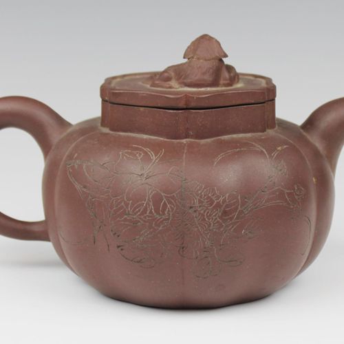 A pumpkin shape Yixing teapot Kürbisförmige Yixing-Teekanne, 20. Jh., China, ein&hellip;