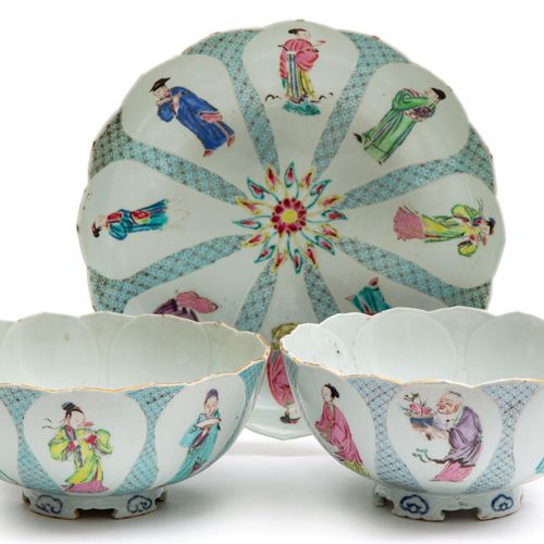 Two famille rose lotus bowls and a plate 两个粉彩莲花碗和一个盘子，雍正时期（1722-35），中国，一套不寻常的精美套&hellip;