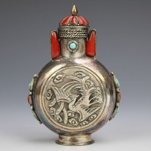 Four Chinese/Tibetan silver embellished snuff bottles Vier chinesische/tibetisch&hellip;