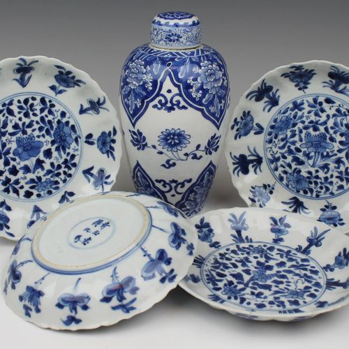 A blue and white lidded vase and four plates Eine blau-weiße Deckelvase und vier&hellip;