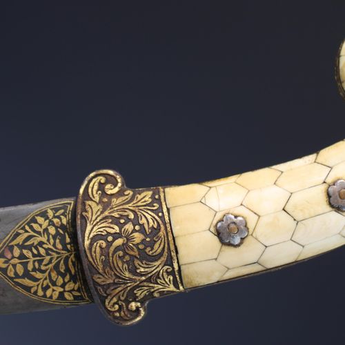 Two khanjars 两把khanjars，19世纪，印度，两把Deccani khanjar匕首，锥形单刃钢刀，有大马士革钢水纹，装饰有金色koftgar&hellip;