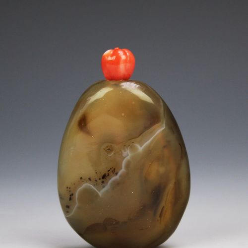 Seven Chinese carved mineral and hardstone snuff bottles 七个中国雕刻的矿物和硬石鼻烟壶，19/20世纪&hellip;