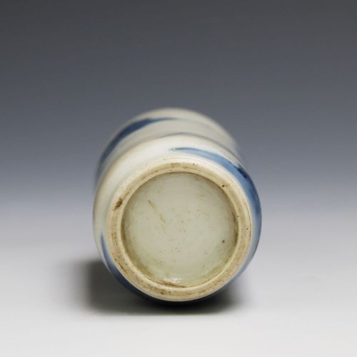 Four blue and white porcelain snuff bottles and a small box 四个青花瓷鼻烟壶和一个小盒子，19/20&hellip;