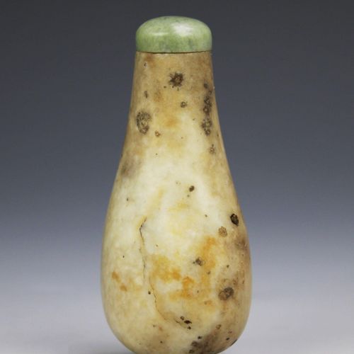 Seven Chinese carved mineral and hardstone snuff bottles 七个中国雕刻的矿物和硬石鼻烟壶，19/20世纪&hellip;