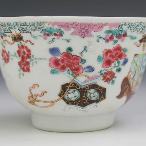 A famille rose part tea service 雍正时期(1722-35)，中国，一个粉彩部分茶具，装饰有低矮的桌子，上面放着贵重物品。包括一个&hellip;