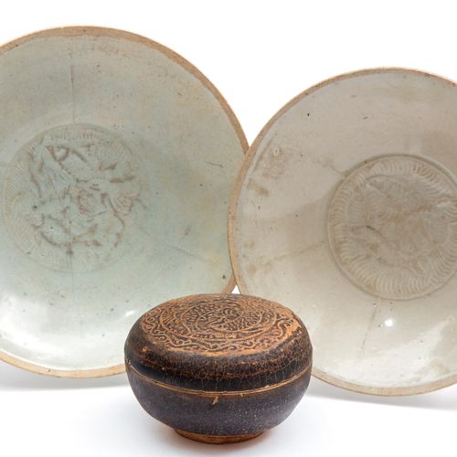 Two Song dishes and a box 两个宋代碗和一个盒子，北宋（960-1127），中国，两个青花鱼纹浅碗和一个棕色釉面盒子。最大的盘子直径17&hellip;