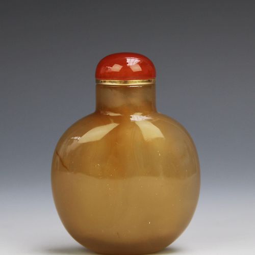 Six Chinese carved hardstone snuff bottles Sechs chinesische geschnitzte Schnupf&hellip;