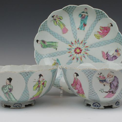 Two famille rose lotus bowls and a plate 两个粉彩莲花碗和一个盘子，雍正时期（1722-35），中国，一套不寻常的精美套&hellip;
