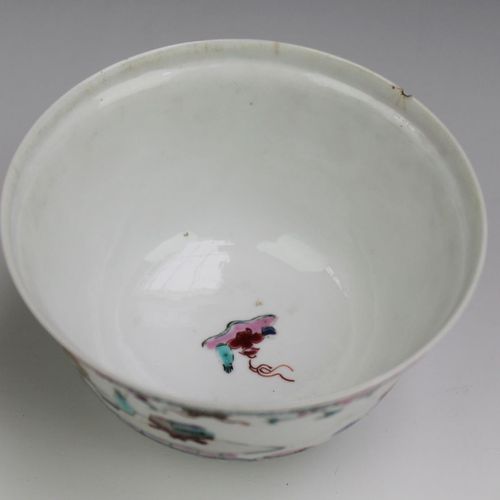 A famille rose part tea service 雍正时期(1722-35)，中国，一个粉彩部分茶具，装饰有低矮的桌子，上面放着贵重物品。包括一个&hellip;