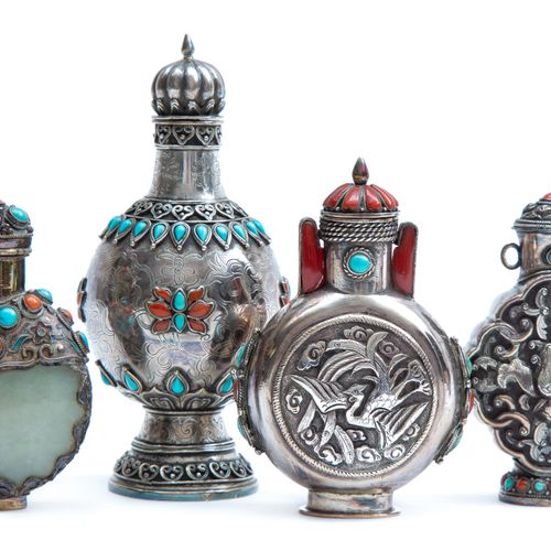 Four Chinese/Tibetan silver embellished snuff bottles Cuatro botellas de rapé ch&hellip;